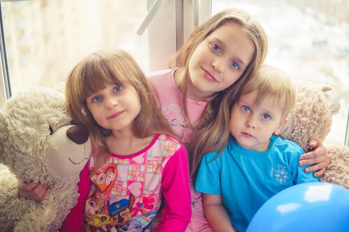 "Eres el hermano mayor, tienes que dar ejemplo": por qué debemos evitar decir esta frase a los niños