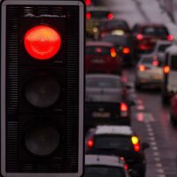 La UE acuerda reducir las emisiones de carbono al menos un 55% para 2030, un paso más hacia el adiós al coche de combustión 