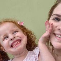 Ela é '1 em 200 milhões': menina de 6 anos desafia a medicina com síndrome tão rara que só existem 40 pessoas como ela na Terra 