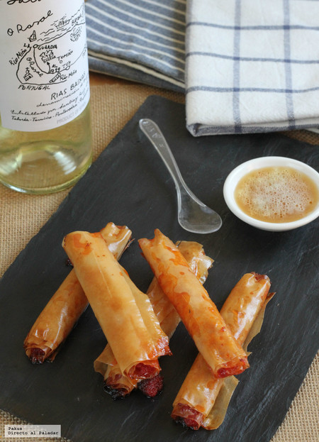 Crujientes de sobrasada con espuma de miel. Receta de aperitivo
