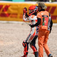 Marc Márquez se ha operado la mano, no correrá en Argentina... ¡y no tendrá que cumplir su sanción! 