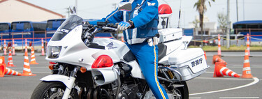 Los trucos de la policía japonesa para no pasar calor encima de la moto son épicos. Toma buena nota, porque viven en 2050