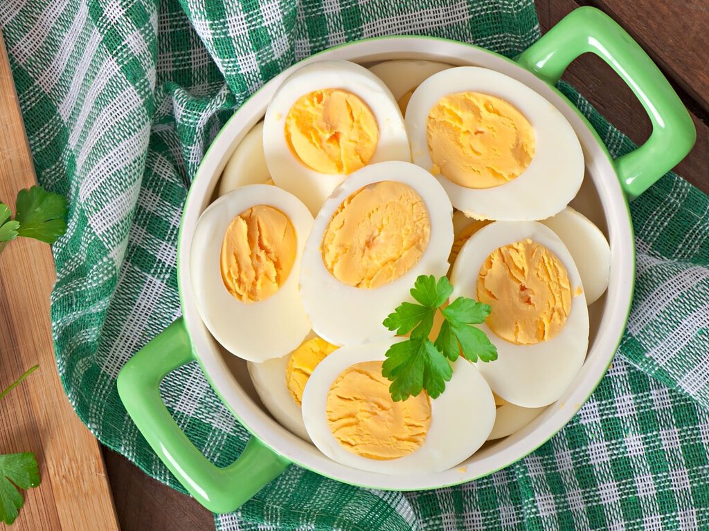 Huevos cocidos pelados perfectos: olvídate de hervirlos en agua, esta técnica es infalible, más rápida y no destroza la cáscara