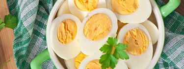 Huevos cocidos pelados perfectos: olvídate de hervirlos en agua, esta técnica es infalible, más rápida y no destroza la cáscara 