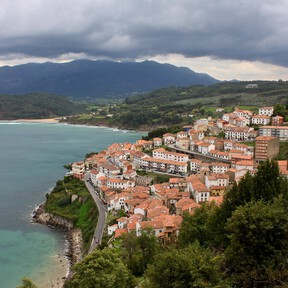 El pueblo marinero de Asturias en el que las casas parecen deslizarse por la montaña