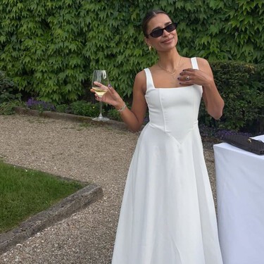 Las mujeres de +40 elegantes agotarán este vestido blanco de Mango porque es súper cómodo, favorece y es tendencia cada verano 