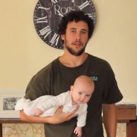 17 maneras de coger a tu bebé en un divertido vídeo