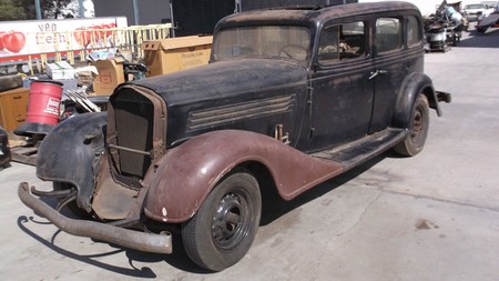 Encuentran Buick abandonado en un contenedor