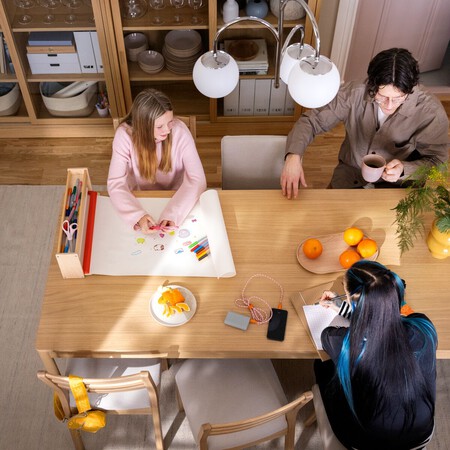 Personas dibujando en una mesa y tomando café