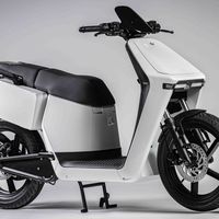 Este scooter italiano con 106 kilómetros de autonomía tiene espacio para dos cascos jet y cuesta desde 3.750 euros