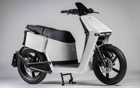 Este scooter italiano con 106 kilómetros de autonomía tiene espacio para dos cascos jet y cuesta desde 3.750 euros