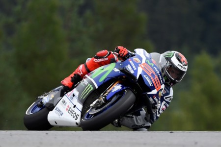 Jorge Lorenzo se quita la espina en los test de Brno, Alex Lowes se estrena sobre una MotoGP