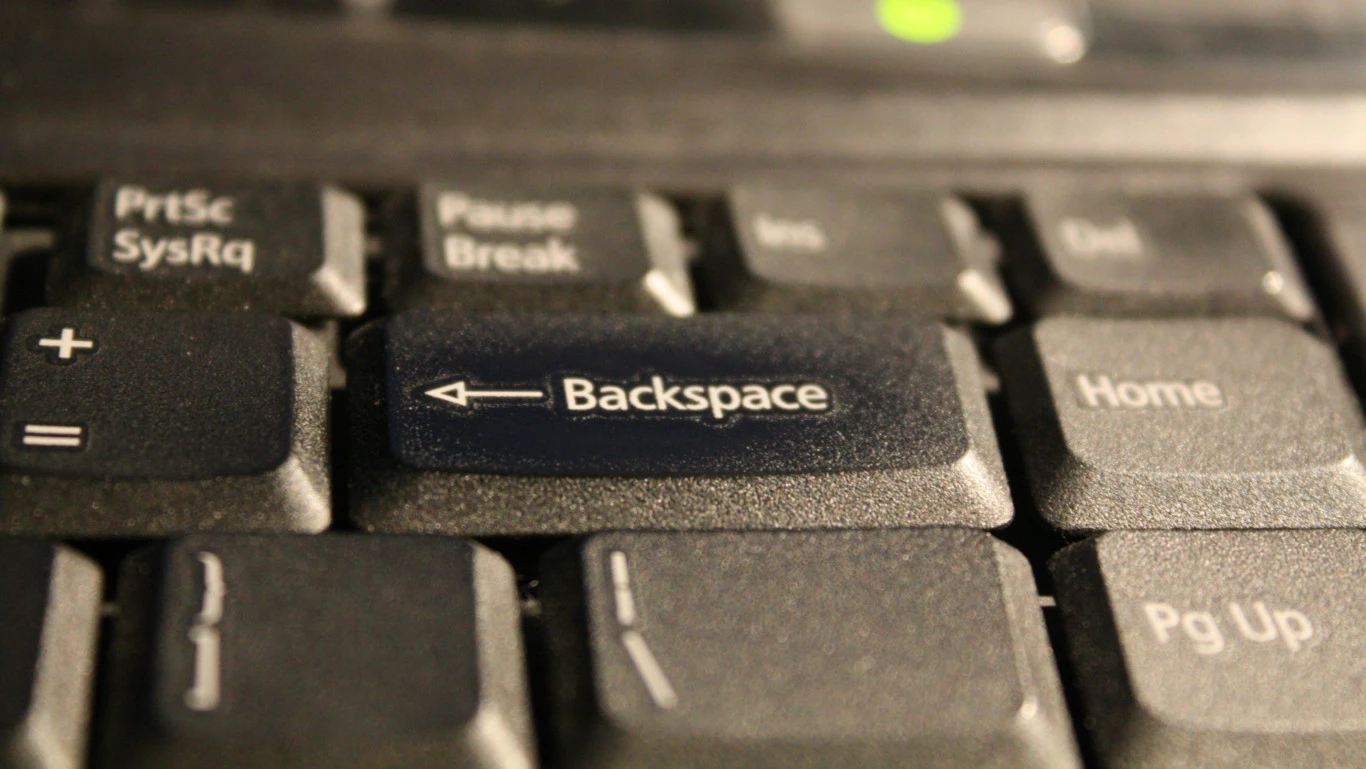 Компьютер backspace