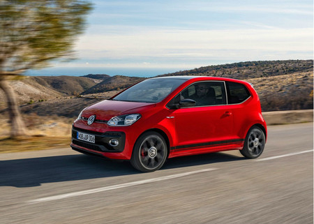 Video: ¡Duelo de minititanes! Volkswagen Up! GTI vs Golf GTI Mk2 en el 1/4 de milla