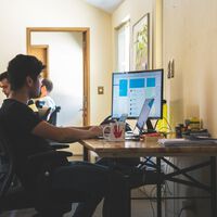 Ter um diploma universitário é vantagem no mercado de trabalho? Na Europa, os números mostram que, entre eles, o desemprego é menor 