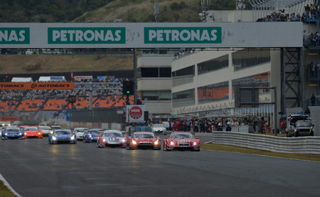 Una carrera espectacular del Super GT en Autopolis lo deja todo por decidir