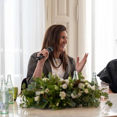 Pía Capdevila, interiorista, da tres claves para actualizar cualquier baño sin hacer reforma: "un espejo puede cambiarte sustancialmente la forma del baño"  