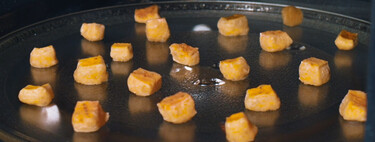 No tires la corteza del parmesano o grana padano, ¡puedes hacer unas palomitas de queso en el microondas!