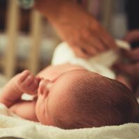 Sangrado vaginal en recién nacidas o 'falsa menstruación': ¿a qué se debe y qué debemos hacer?