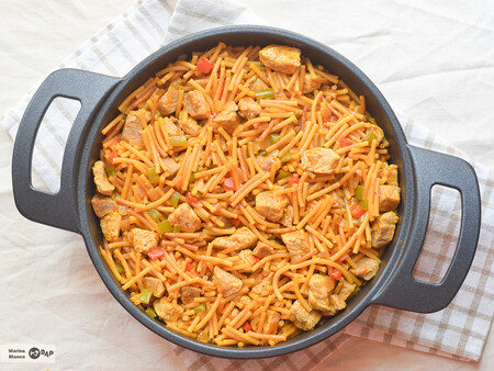 Fideuá de carne, una deliciosa alternativa al plato tradicional marinero para disfrutar en familia