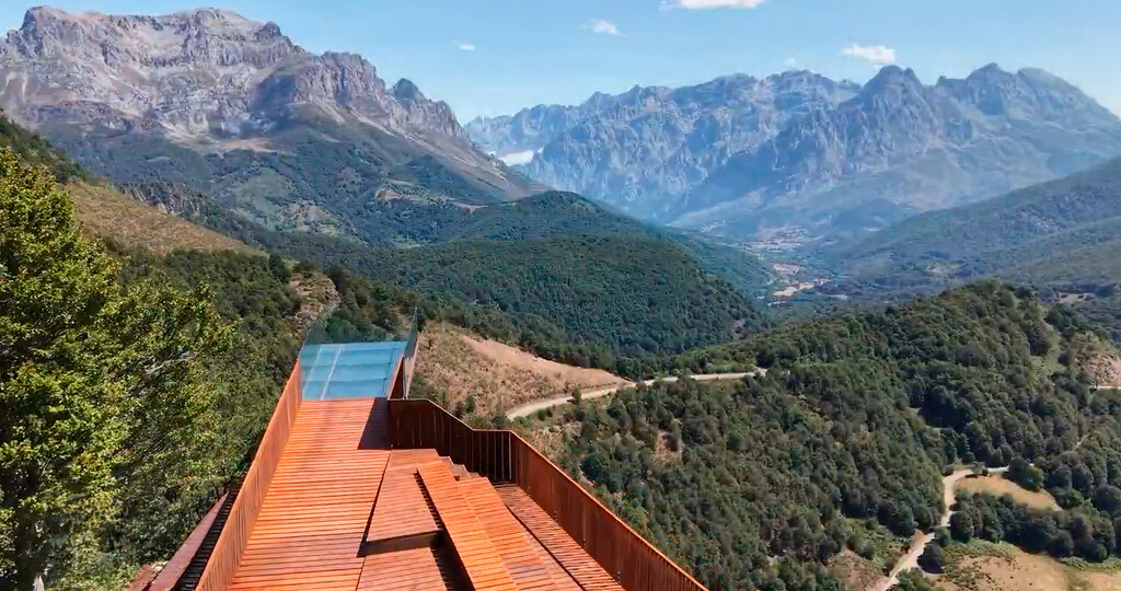 Siete metros sobre el vacío: así es el nuevo mirador transparente que mira a Picos de Europa desde el valle de Valdeón