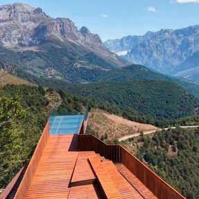 Siete metros sobre el vacío: así es el nuevo mirador transparente que mira a Picos de Europa desde el valle de Valdeón 