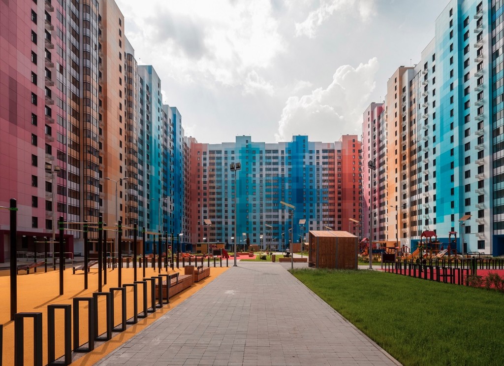 Transformar grises torres de suburbios en un lugar luminoso y colorido