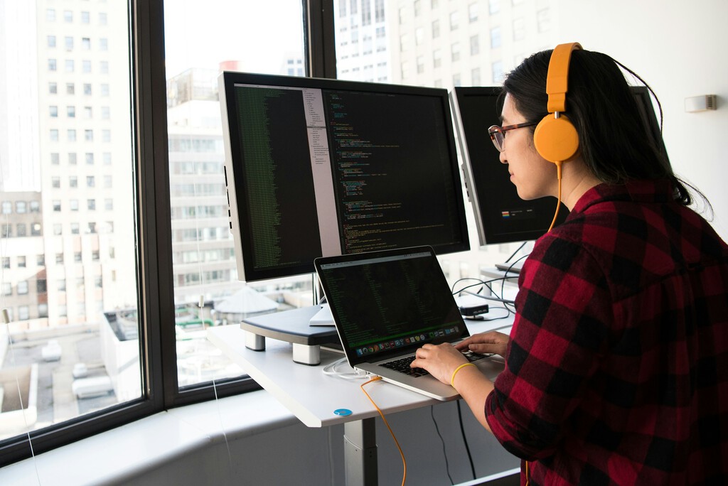 El 'Infojobs de los programadores junior' está en WhatsApp y es de lo más útil para encontrar trabajo si no tienes experiencia 