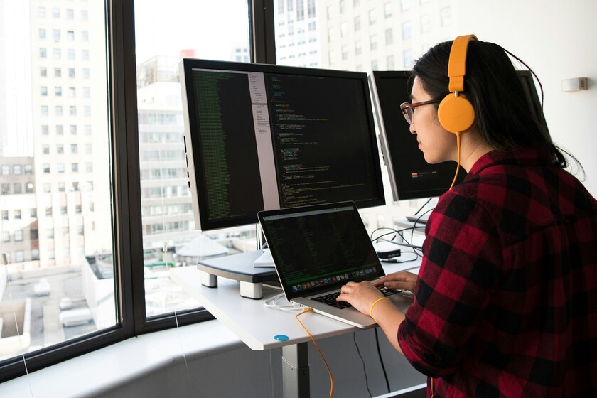El 'Infojobs de los programadores junior' está en WhatsApp y es de lo más útil para encontrar trabajo si no tienes experiencia