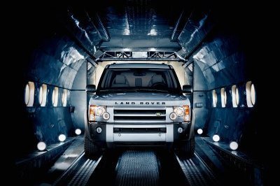 Land Rover LR3 volando un C-130 Hércules