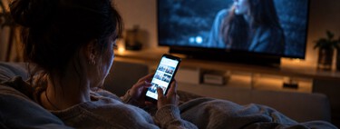 Pongo una serie para desconectar y acabo en TikTok: por qué el móvil gana tantas veces en el sofá