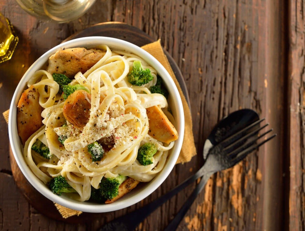 receta de pollo con pasta Alfredo y brócoli Receta facil y saludable