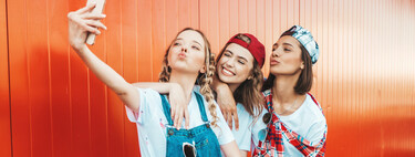 Tus hijos adolescentes no quieren pasar las vacaciones contigo. Y la ciencia dice que hay que dejarles (con matices) 
