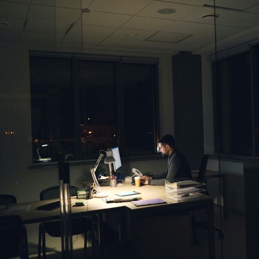 Cada vez más los trabajadores se aferran a su trabajo, pero no porque les guste, sino porque tienen miedo al cambio: así es el fenómeno del Job Hugging