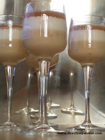 Panna cotta de coco y turrón de jijona con gelatina de ron añejo. Receta
