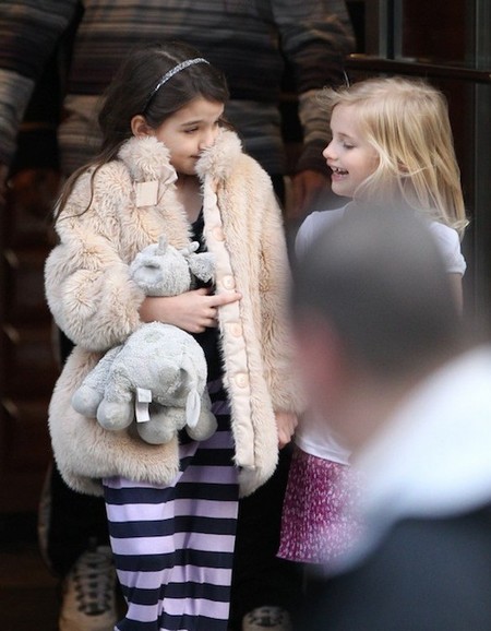 Aquí el que no corre vuela... Suri Cruise ya es toda una diseñadora de trapitos