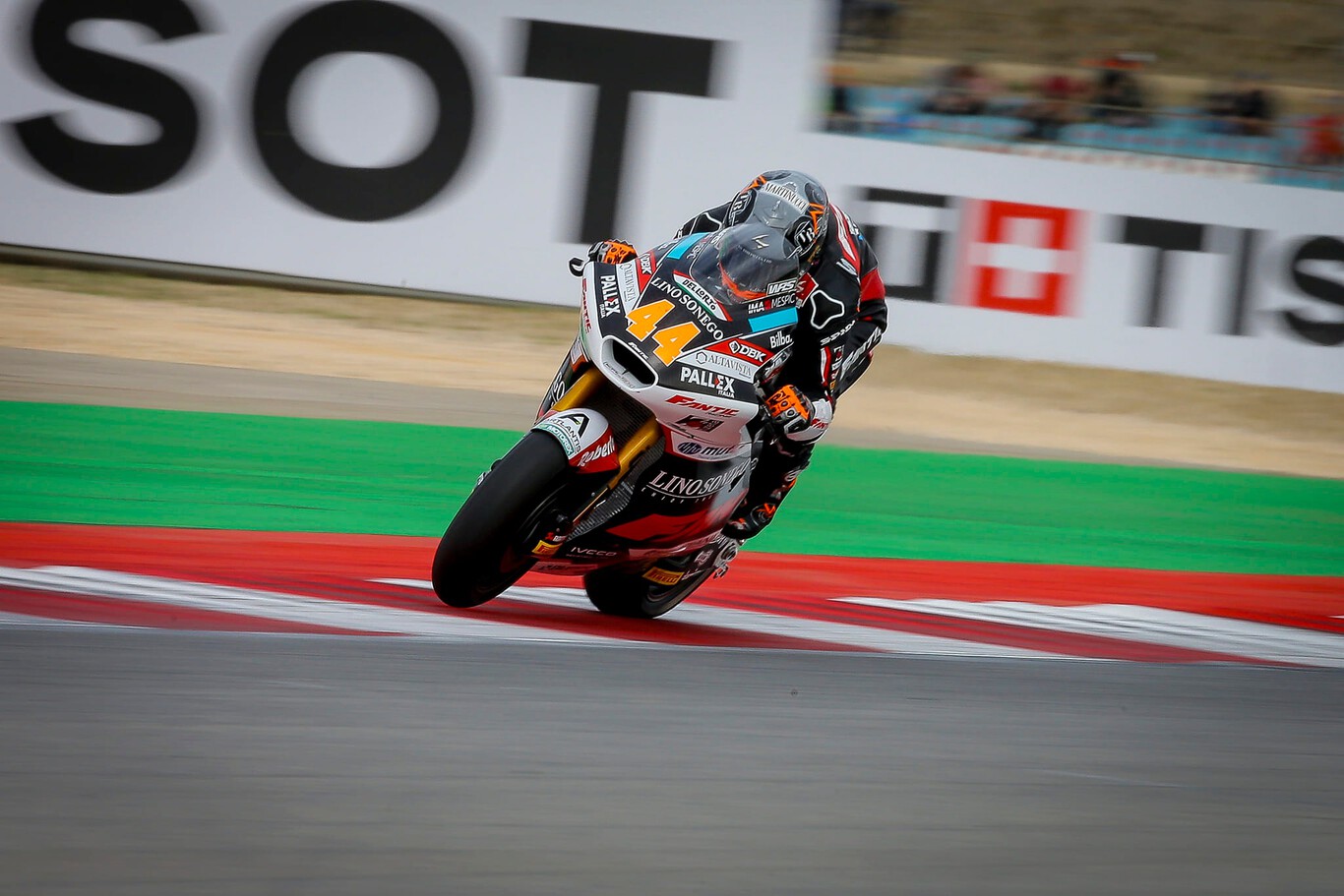 Arón Canet rompe su maldición aprovechando una pifia de Alonso López para ganar su primera carrera de Moto2 