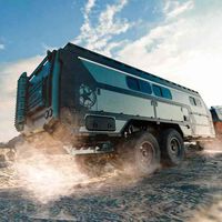 Esta descomunal caravana tiene una suspensión todoterreno que ya quisieran muchos 4x4. Una locura gigantesca hasta con lavadora capaz de llegar a cualquier parte 