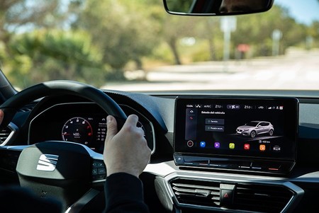 Al volante del SEAT León 2021 sin salir de casa: ya puedes 'subirte' desde tu teléfono por realidad virtual
