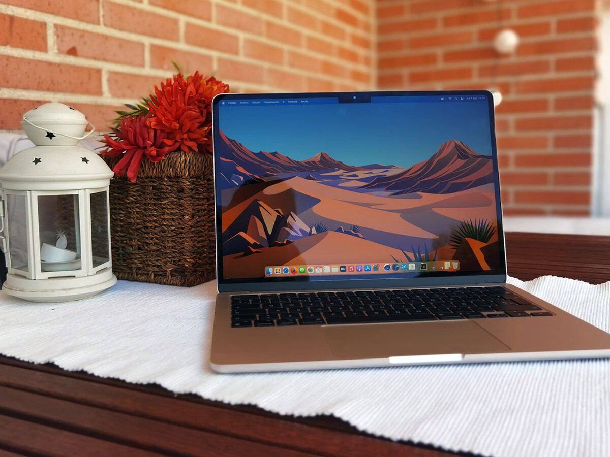Este MacBook Air con chip M2, 16 GB de memoria RAM y pantalla de