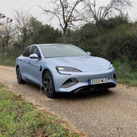 BYD amenaza el trono de Tesla. La marca china está a solo un paso de robar el título de mayor fabricante de coches eléctricos del mundo