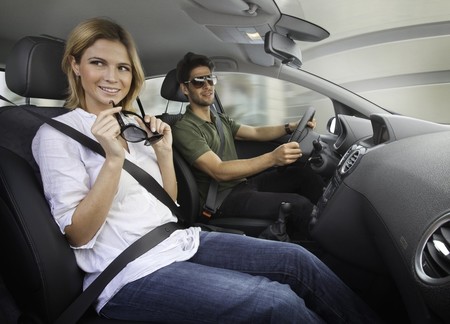 Para tu niño que ya conduce: ¿Qué debe tener (y qué no) el primer auto para tu hijo?