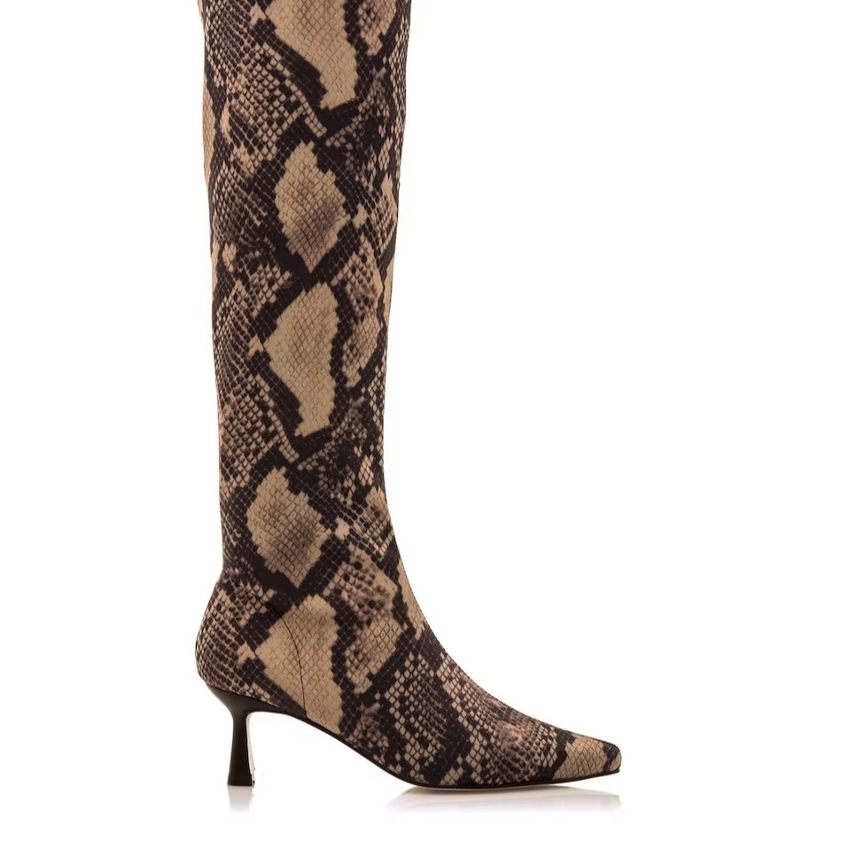 Botas altas con animal print, tacón fino y caña stretch de Mustang 