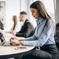 Tres cosas que hacen las personas emocionalmente inteligentes en el trabajo para afrontar retos y tener éxito