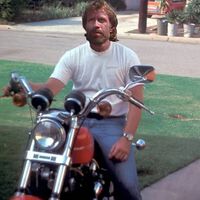 Apaixonado por motos, Chuck Norris subia em sua Harley até para eventos beneficentes 