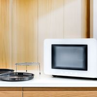 Parece un microondas normal, pero el nuevo modelo de Smeg llega con freidora de aire, horno, grill y hasta 9 funciones en uno 