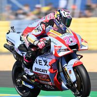 Enea Bastianini lidera con dos caídas en Le Mans y Marc Márquez vuelve a hacer una salvada milagrosa