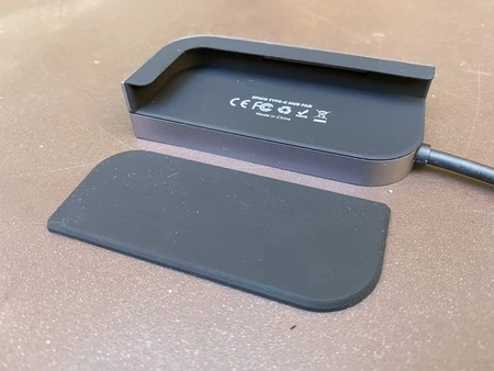 Smart Keyboard を搭載した iPad Pro または同じ厚さのケースにハブを取り付けられるようにするフラップ。