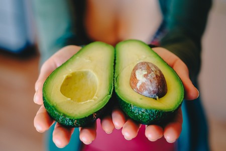 Trucos para madurar rápidamente un aguacate que aún sigue verde