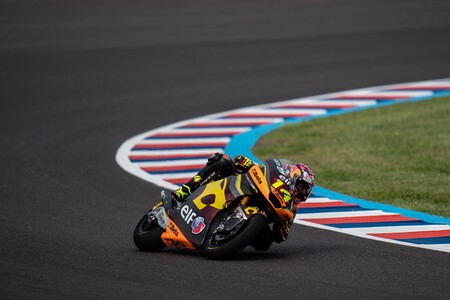 Tony Arbolino bate a Alonso López para ser líder del mundial tras un mal día de Pedro Acosta sobre el agua